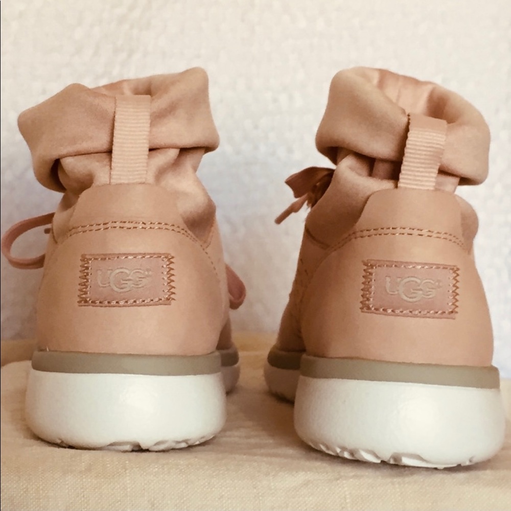 🌵UGG Ankle Boot Islay Super Soft Leather Sneaker Sz 5 - Picture 3 of 7